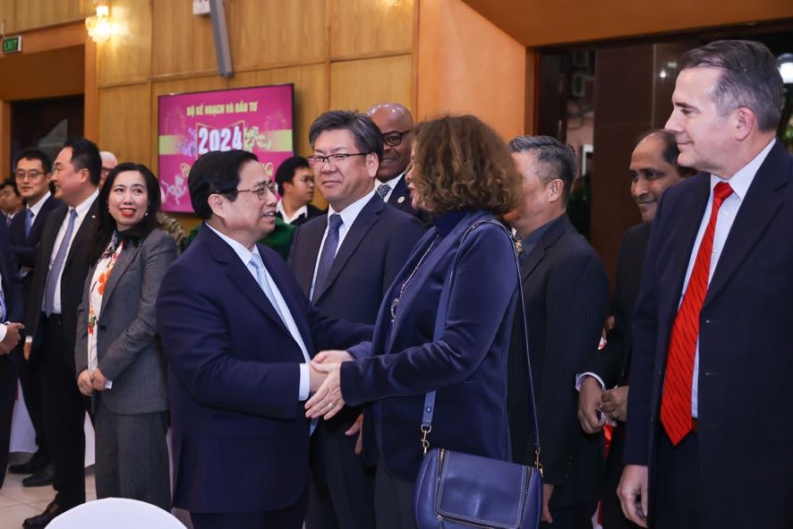 Thủ tướng Phạm Minh Chính và đại diện các nhà tài trợ, doanh nghiệp có vốn đầu tư nước ngoài tại Việt Nam - Ảnh: VGP.