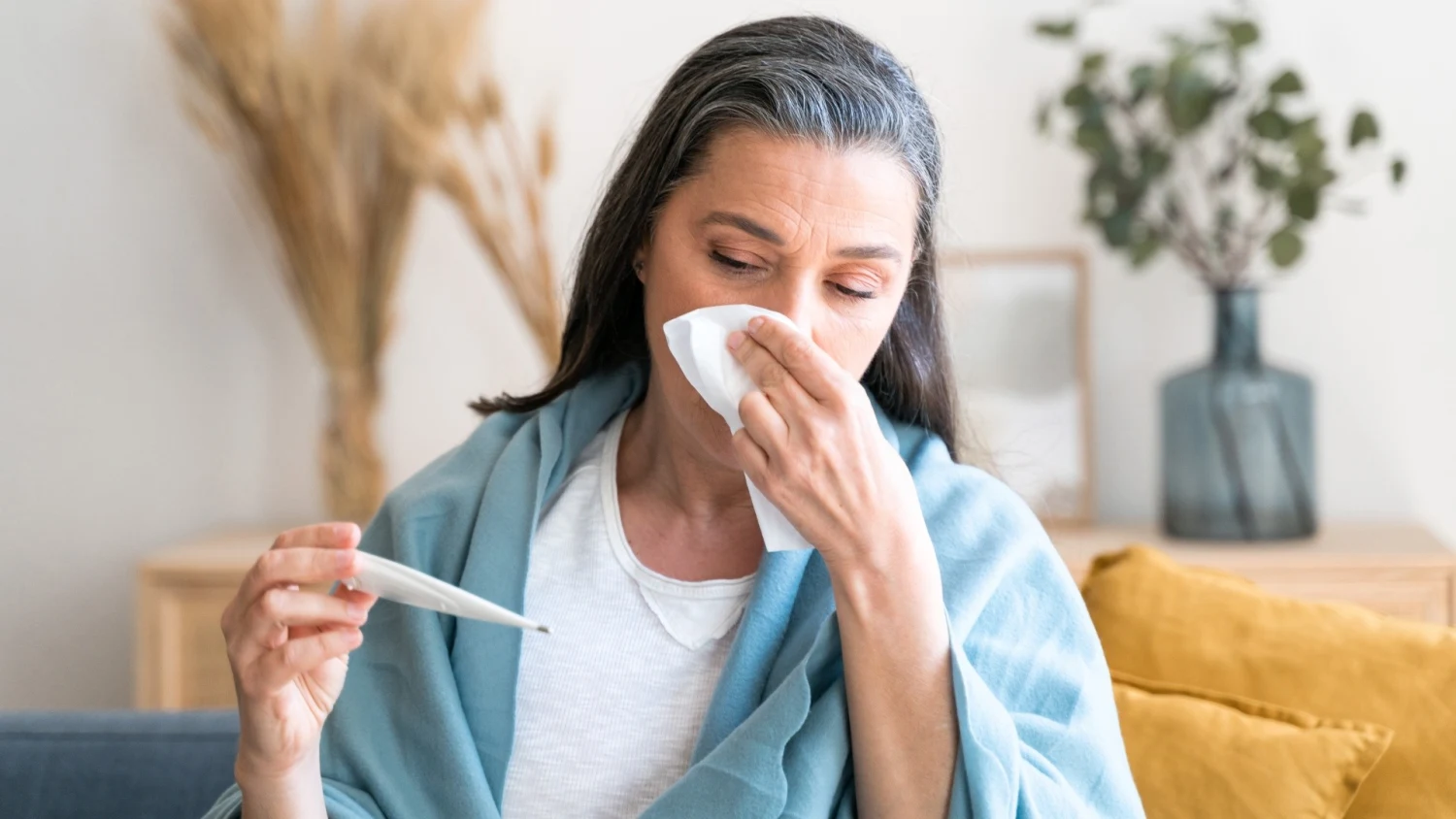 5 triệu chứng&nbsp;phổ biến nhất khi mắc JN.1 l&agrave; sổ mũi, đau họng, nhức đầu, rối loạn giấc ngủ v&agrave; bồn chồn.