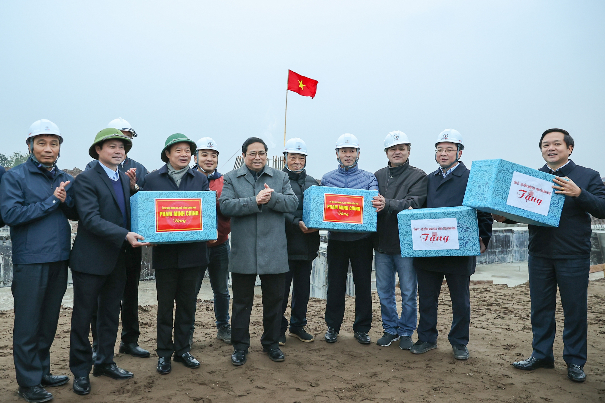 Thủ tướng Ch&iacute;nh phủ c&ugrave;ng đo&agrave;n c&ocirc;ng t&aacute;c kiểm tra thi c&ocirc;ng vị tr&iacute; 41 ở x&atilde; Thượng Kiệm, huyện Kim Sơn, tỉnh Ninh B&igrave;nh- Ảnh: VGP