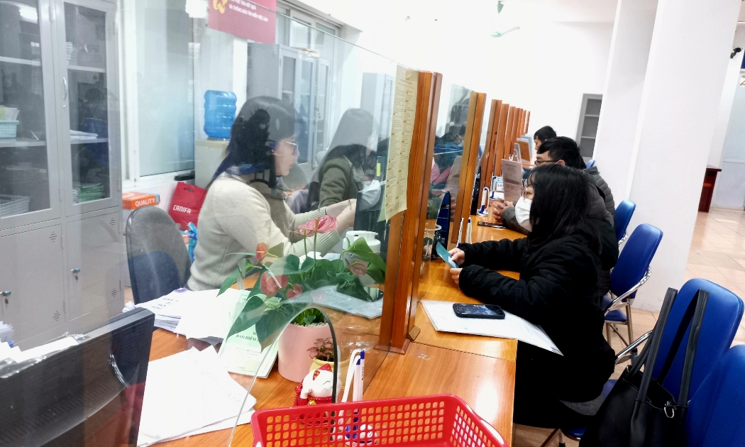Người lao động làm thủ tục hưởng bảo hiểm thất nghiệp tại Hà Nội, tháng 1/2024. Ảnh - Thu Hằng.