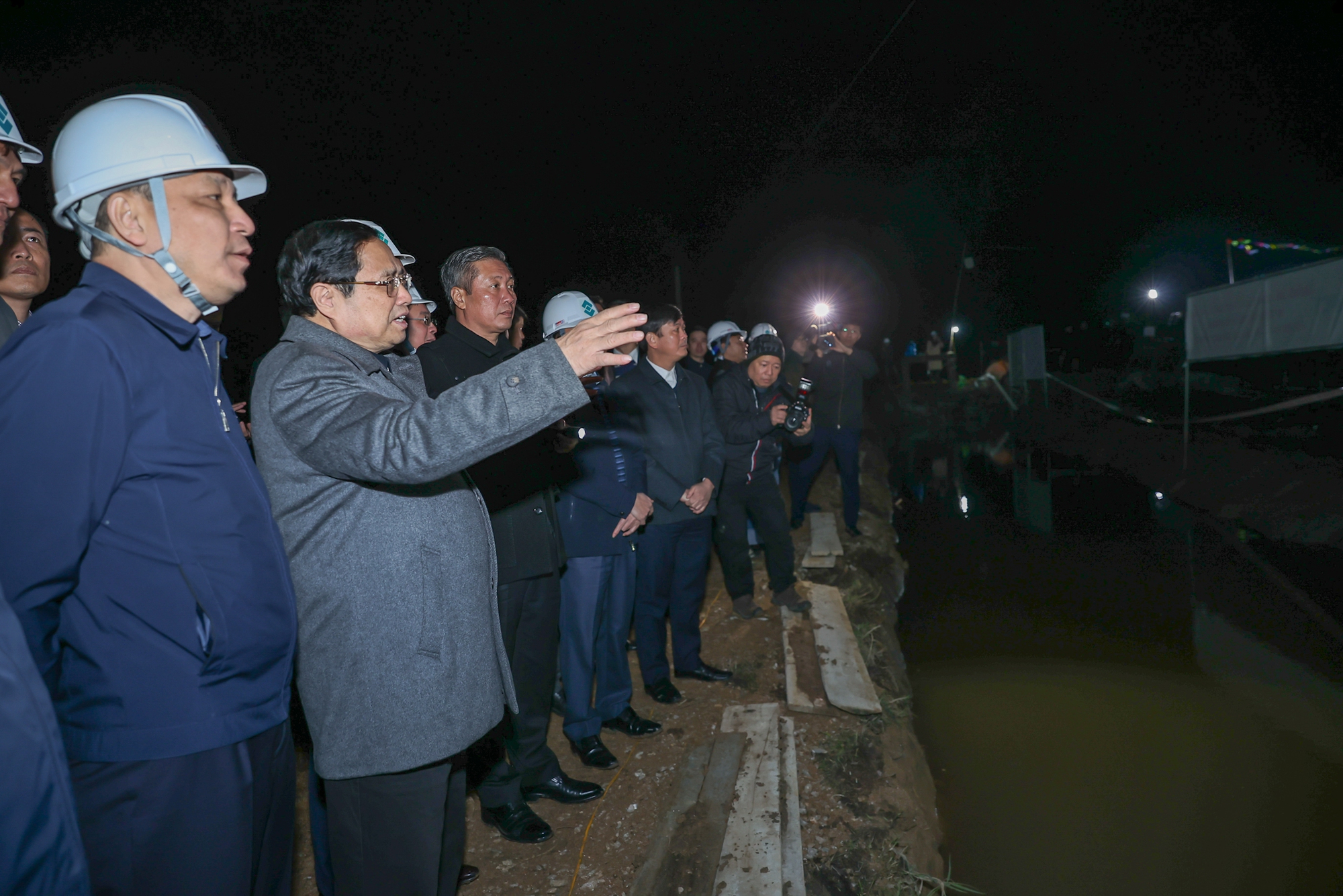 Thủ tướng Chính phủ cùng đoàn công tác kiểm tra thi công vị trí 100 ở xã Hà Hải, huyện Hà Trung, tỉnh Thanh Hóa - Ảnh: VGP
