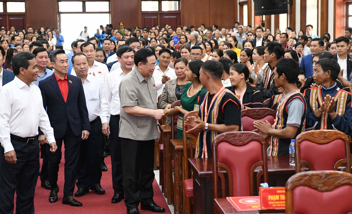 Chủ tịch Quốc hội Vương Đình Huệ thăm, chúc tết tại Gia Lai. Ảnh: Lâm Hiển
