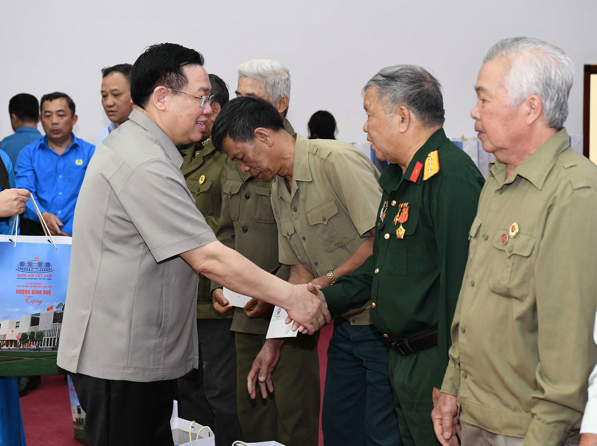 Chủ tịch Quốc hội Vương Đình Huệ tặng quà cho gia đình chính sách, người có công với cách mạng. Ảnh: Lâm Hiển