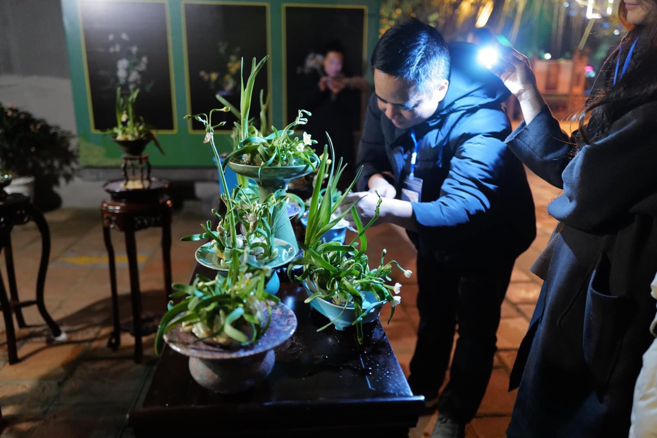 Mỗi bát hoa cần nhiều công đoạn từ gọt tỉa đến bầy biện để tạo thành một tác phẩm nghệ thuật.
