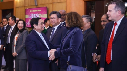 PM meets donors and investors as Tet nears