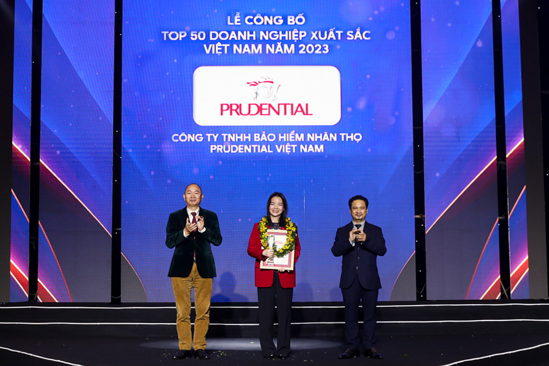 Bà Mandy Trần - Phó Tổng Giám đốc Phát triển Kinh doanh Kênh Đại lý, đại diện Prudential nhận Cúp và Chứng nhận từ chương trình. 