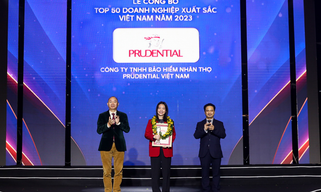 Bà Mandy Trần - Phó Tổng Giám đốc Phát triển Kinh doanh Kênh Đại lý, đại diện Prudential nhận Cúp và Chứng nhận từ chương trình.