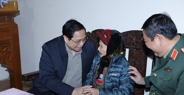 Thủ tướng Ch&iacute;nh phủ Phạm Minh Ch&iacute;nh thăm, tặng qu&agrave; cho Mẹ Việt Nam Anh h&ugrave;ng B&ugrave;i Thị Nh&igrave; (104 tuổi).