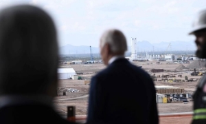 Tổng thống Biden tham quan nhà máy TSMC đang được xây dựng ở Arizona. Ảnh: WSJ