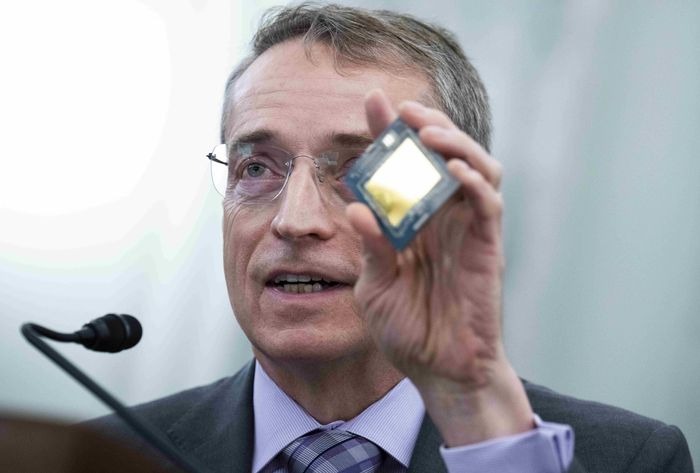 Giám đốc điều hành Intel Pat Gelsinger cầm một con chip bán dẫn trong phiên điều trần tại Thượng viện năm 2022