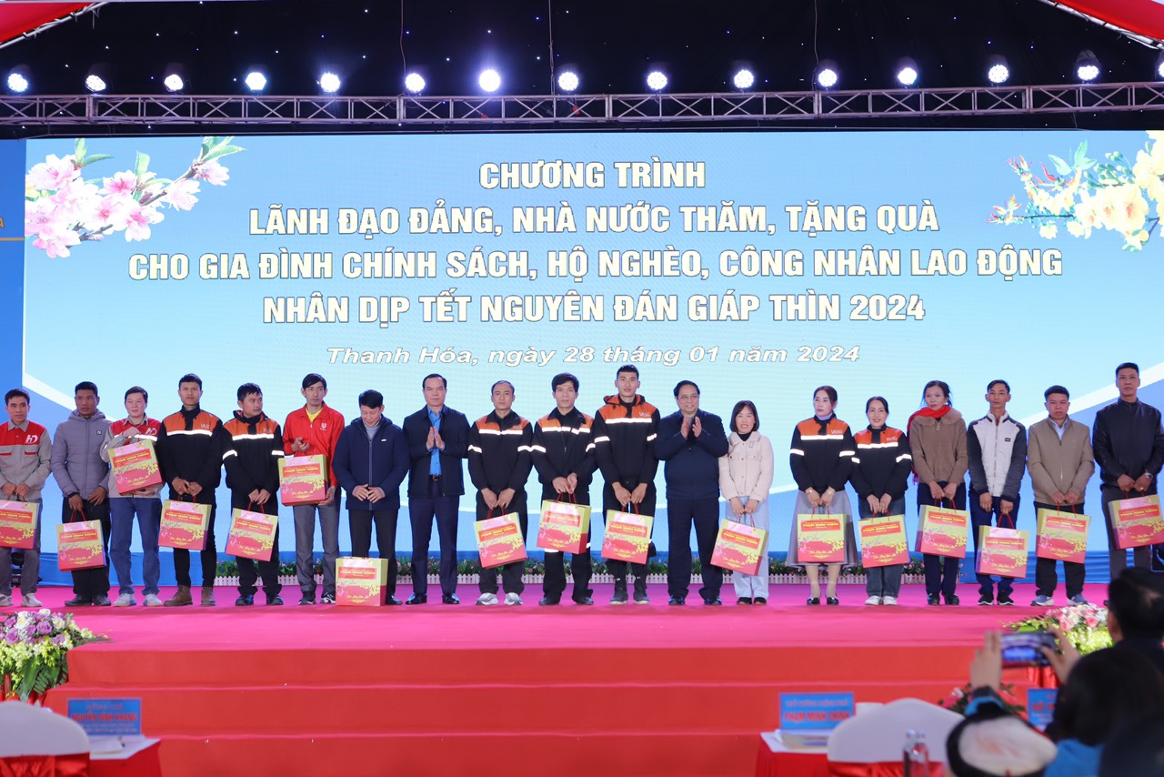 Thủ tướng Ch&iacute;nh phủ Phạm Minh Ch&iacute;nh c&ugrave;ng l&atilde;nh đạo c&aacute;c bộ ng&agrave;nh tặng qu&agrave; cho c&aacute;c gia đ&igrave;nh c&ocirc;ng nh&acirc;n c&oacute; ho&agrave;n cảnh kh&oacute; khăn