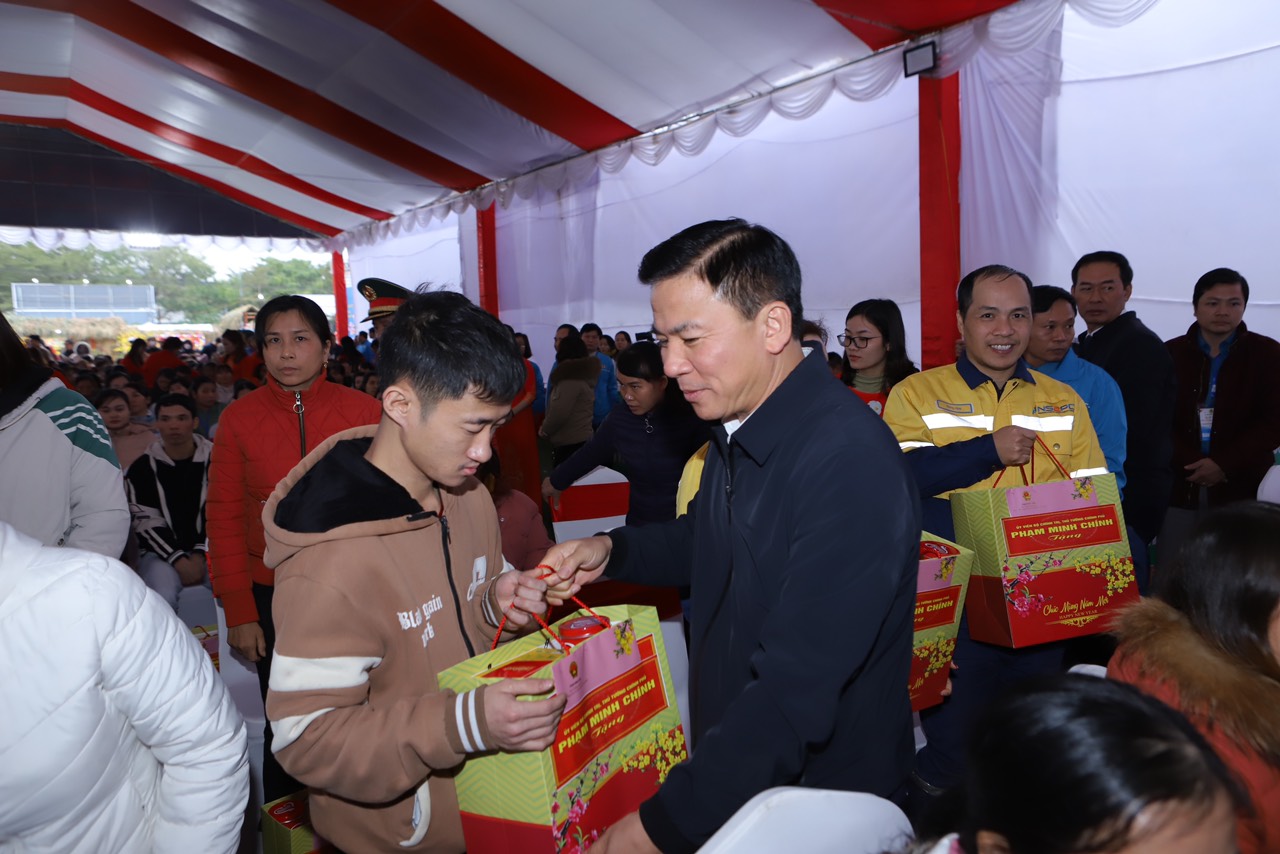 B&iacute; thư Tỉnh ủy Thanh Ho&aacute; Đỗ Trọng Hưng tặng qu&agrave; cho c&aacute;c c&ocirc;ng nh&acirc;n