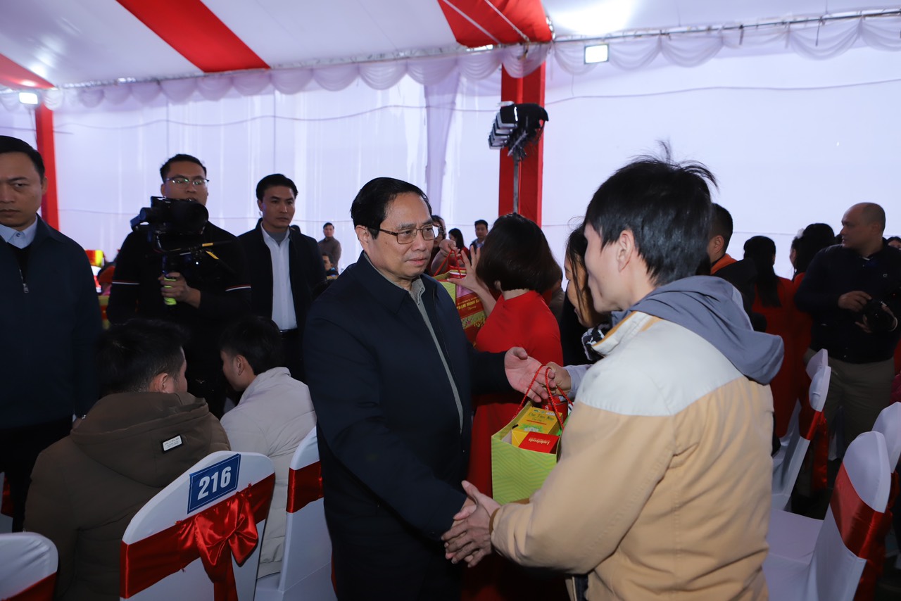 Thủ tướng Phạm Minh Ch&iacute;nh tặng qu&agrave; Tết c&ocirc;ng nh&acirc;n, người lao động.