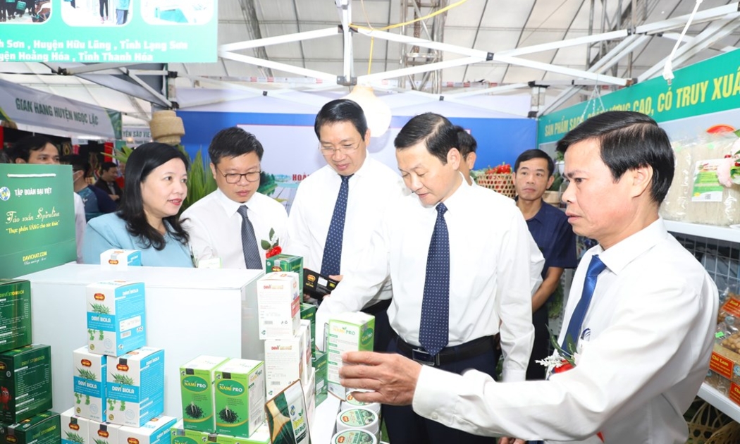 Chủ tịch UBND tỉnh Thanh Hóa Đỗ Minh Tuấn, thăm các gian hàng trưng bày sản phẩm của các doanh nghiệp tại Hội nghị kết nối cung - cầu nông sản, thực phẩm an toàn năm 2023