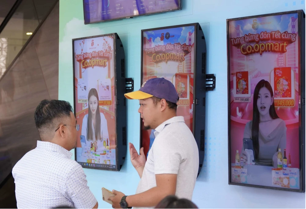 Trung t&acirc;m AI livestream nằm trong đại si&ecirc;u thị số Nova AI Mall, l&agrave; m&ocirc; h&igrave;nh đầu ti&ecirc;n hỗ trợ b&aacute;n h&agrave;ng tại Việt Nam.