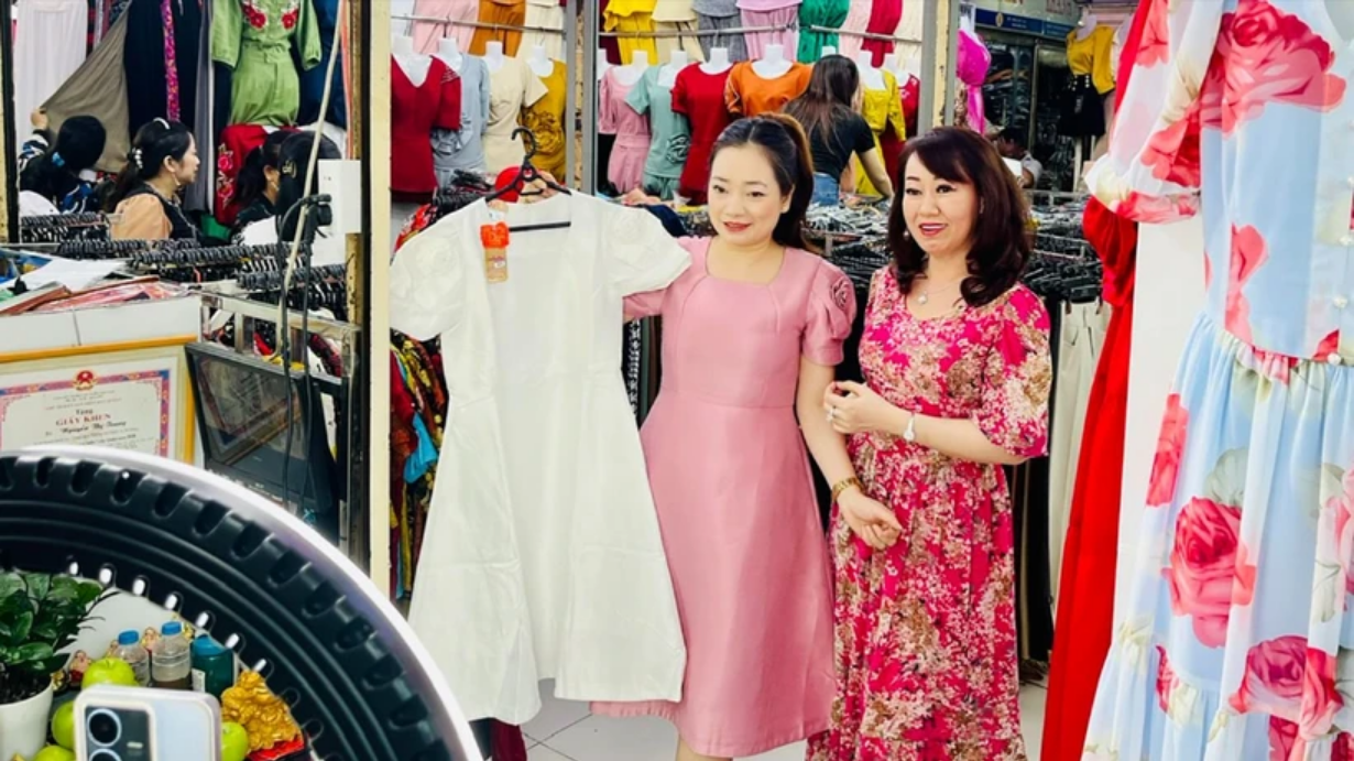 D&ugrave; sức mua trực tiếp tại chợ hiện nay kh&aacute; yếu, nhưng sức mua h&agrave;ng th&ocirc;ng qua mạng x&atilde; hội lại tăng.