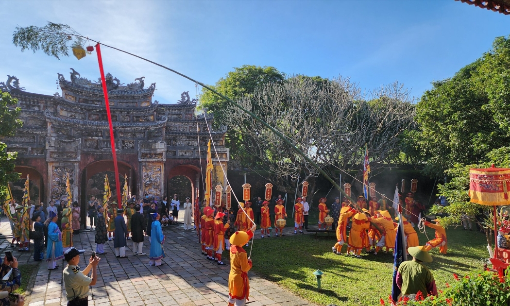  Chương trình “Tết Huế” được tổ chức nhiều năm qua, nhằm tái hiện, giới thiệu, quảng bá một số hoạt động của người dân Huế đón Tết cổ truyền dân tộc. Ảnh Quảng An