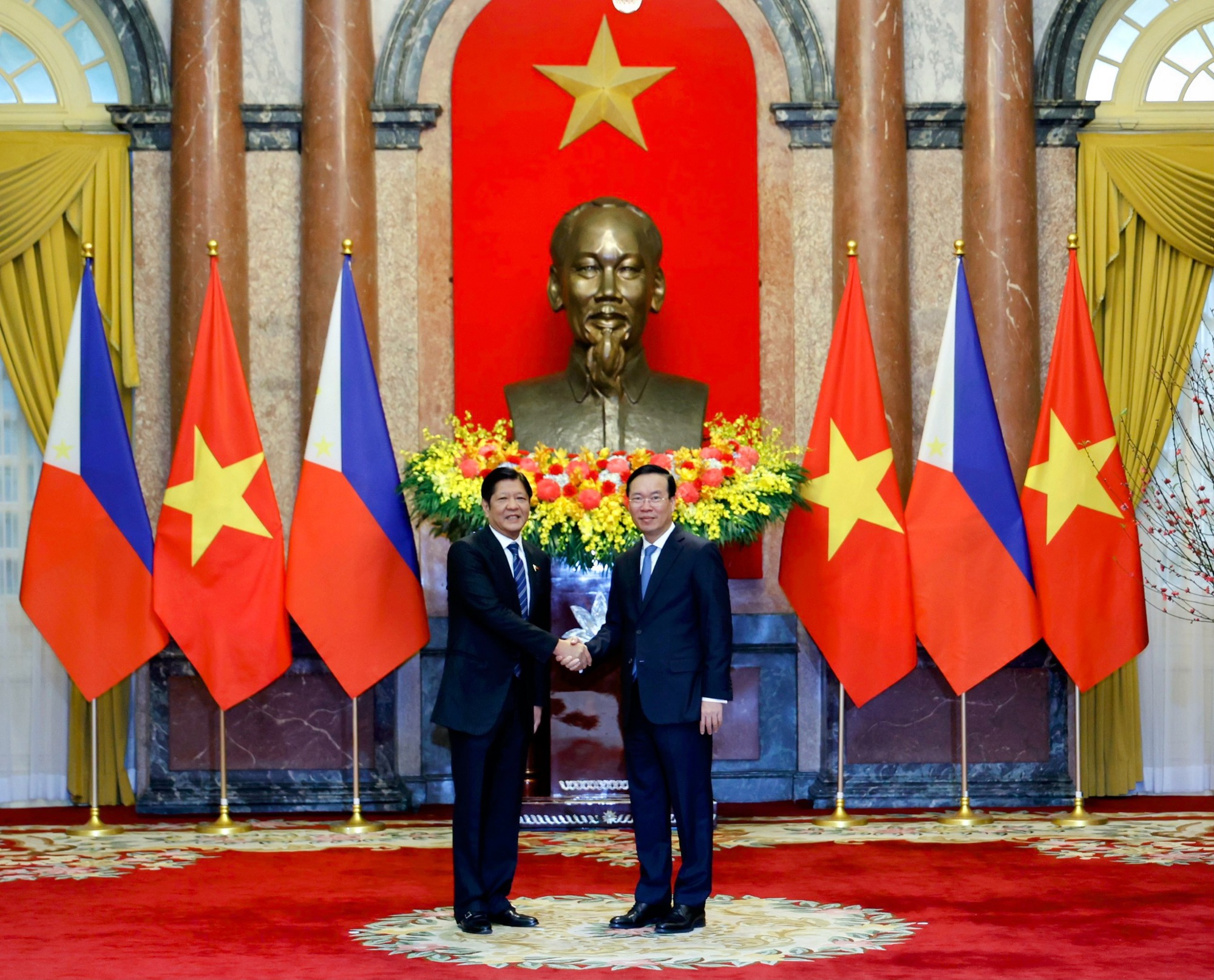 Chủ tịch nước Võ Văn Thưởng và Tổng thống Philippines Ferdinand Romualdez Marcos Jr trước khi bước vào hội đàm - Ảnh: VGP