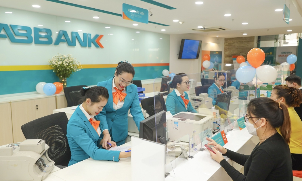 Với tôn chỉ khách hàng là trọng tâm, ABBANK không ngừng nâng cao chất lượng phục vụ khách hàng.