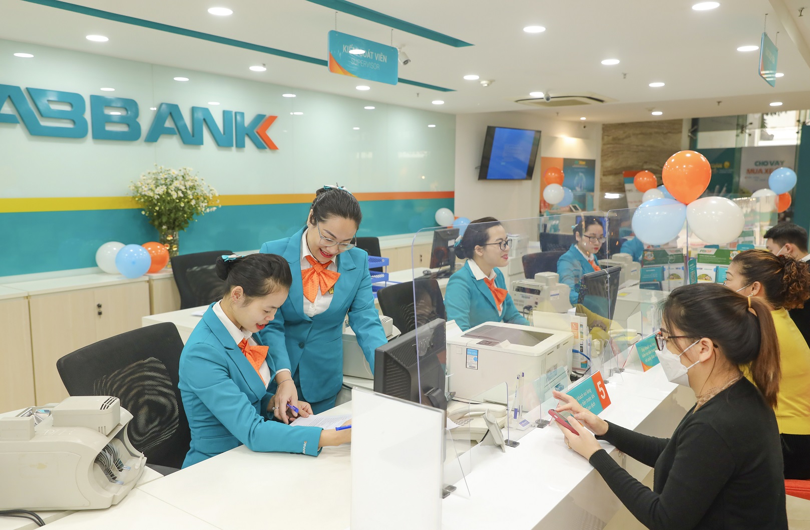 Với tôn chỉ khách hàng là trọng tâm, ABBANK không ngừng nâng cao chất lượng phục vụ khách hàng.