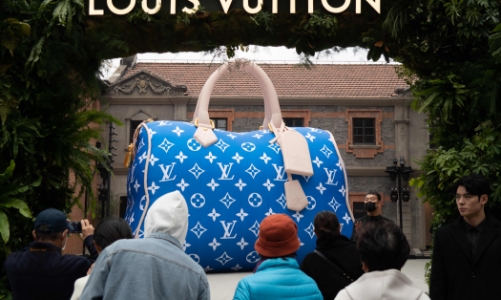 Kinh tế ảm đạm, người dân Trung Quốc vẫn mạnh tay mua hàng xa xỉ