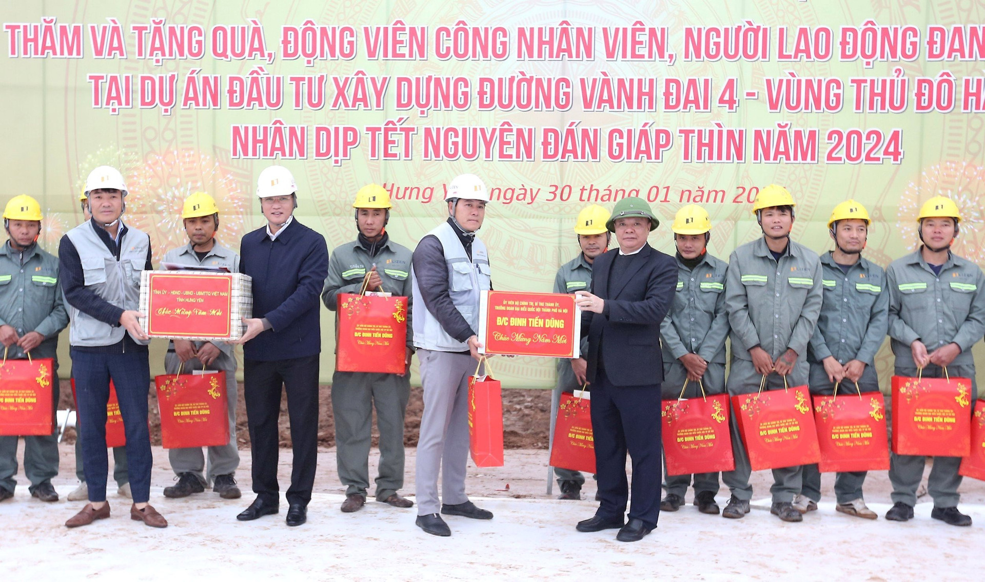 Bí thư Thành ủy Hà Nội Đinh Tiến Dũng, Bí thư Tỉnh ủy Hưng Yên Nguyễn Hữu Nghĩa tặng quà công nhân đang làm nhiệm vụ trên công trường xây dựng đường Vành đai 4 – Vùng Thủ đô Hà Nội tại xã Đình Dù, huyện Văn Lâm (tỉnh Hưng Yên).