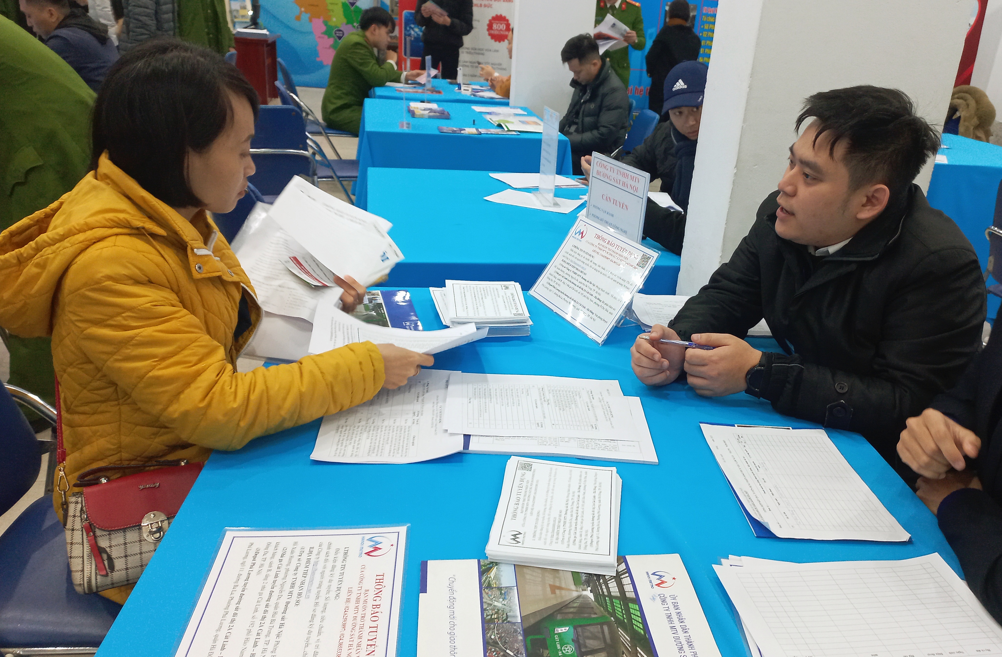 Doanh nghiệp tư vấn về c&aacute;c vị tr&iacute; việc l&agrave;m ph&ugrave; hợp với người lao động. Ảnh - Thu Hằng.