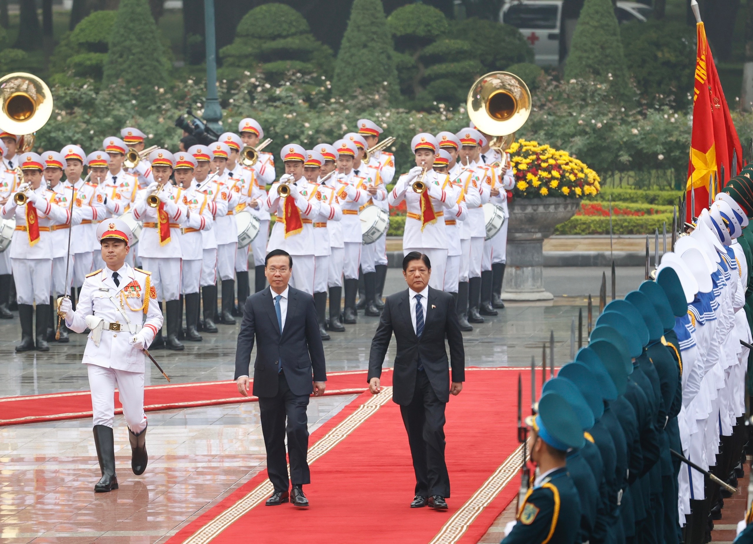 Chủ tịch nước V&otilde; Văn Thưởng v&agrave; Tổng thống Philippines Ferdinand Romualdez Marcos Jr. duyệt Đội danh dự QĐND Việt Nam - Ảnh: VGP