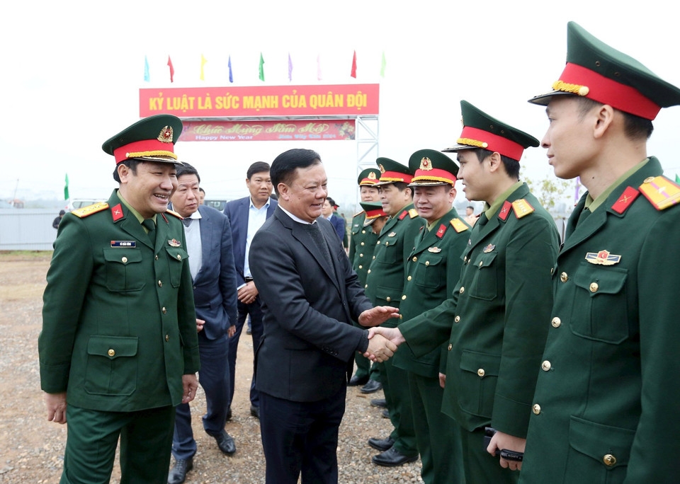 B&iacute; thư Th&agrave;nh ủy H&agrave; Nội Đinh Tiến Dũng thăm hỏi, ch&uacute;c Tết c&aacute;n bộ, chiến sĩ Binh đo&agrave;n 12 (Tổng c&ocirc;ng ty x&acirc;y dựng Trường Sơn) tr&ecirc;n c&ocirc;ng trường x&acirc;y dựng đường V&agrave;nh đai 4 - V&ugrave;ng Thủ đ&ocirc; H&agrave; Nội tại huyện M&ecirc; Linh.