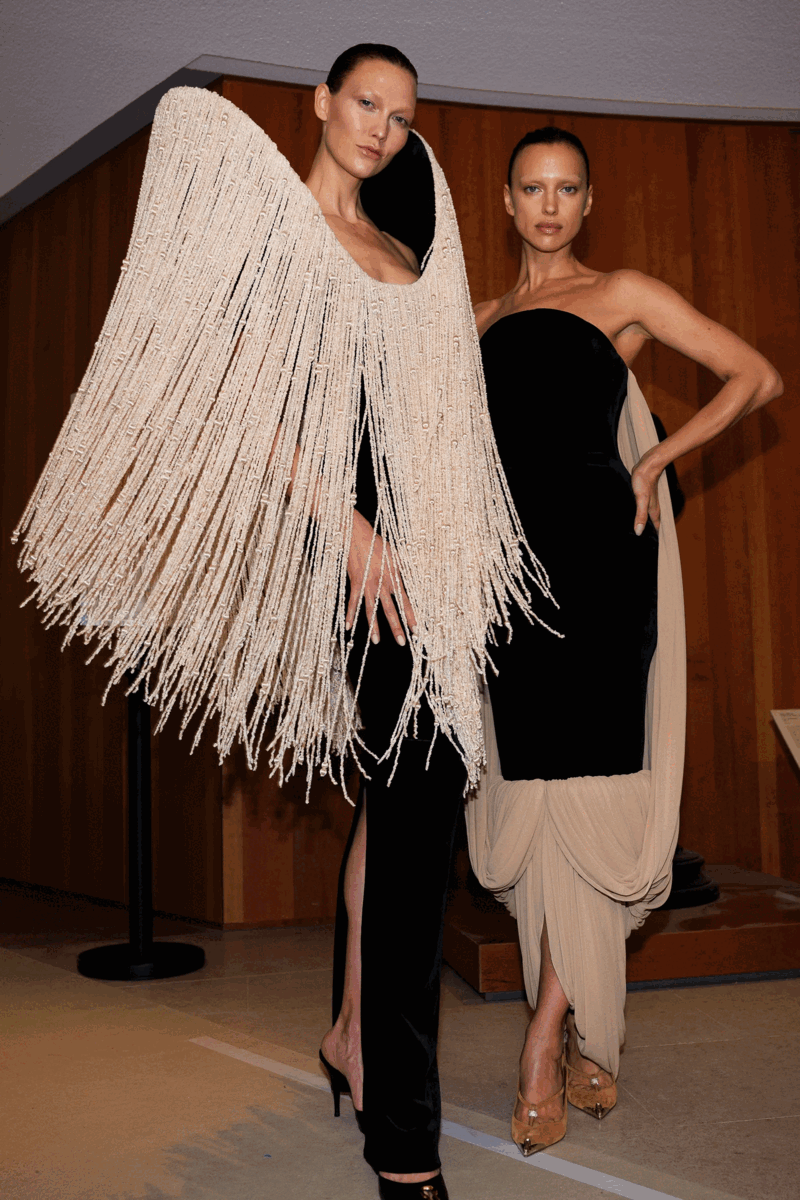 Những thiết kế của Schiaparelli trong hậu trường Paris Haute Couture Week mùa Xuân - Hè 2024.