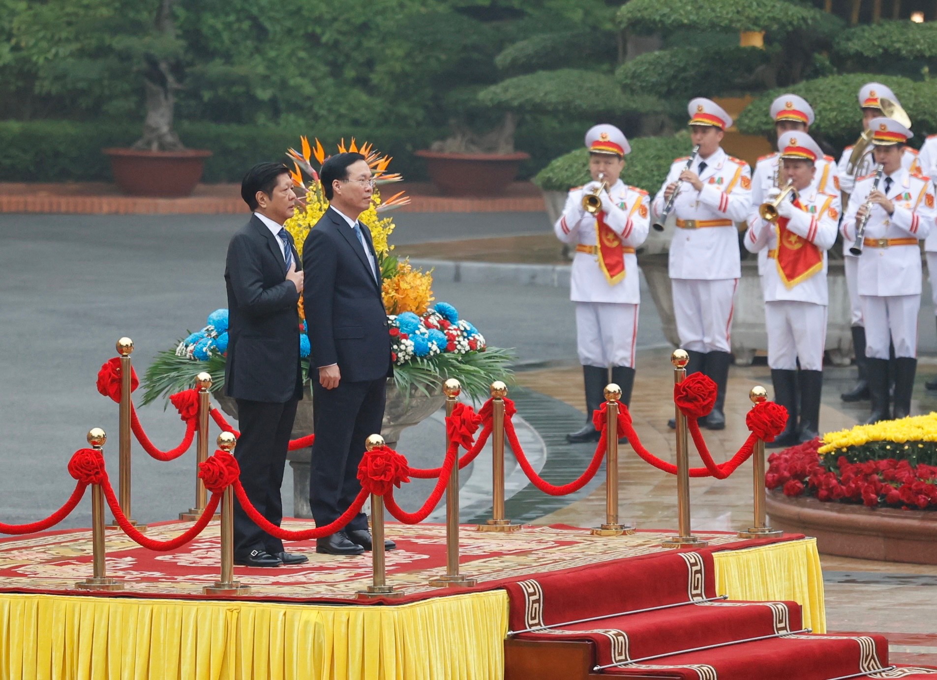 Chủ tịch nước V&otilde; Văn Thưởng v&agrave; Tổng thống Philippines Ferdinand Romualdez Marcos Jr tr&ecirc;n bục danh dự, nghe qu&acirc;n nhạc cử Quốc thiều hai nước - Ảnh: VGP