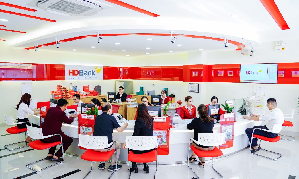 Khách hàng giao dịch tại HDBank.