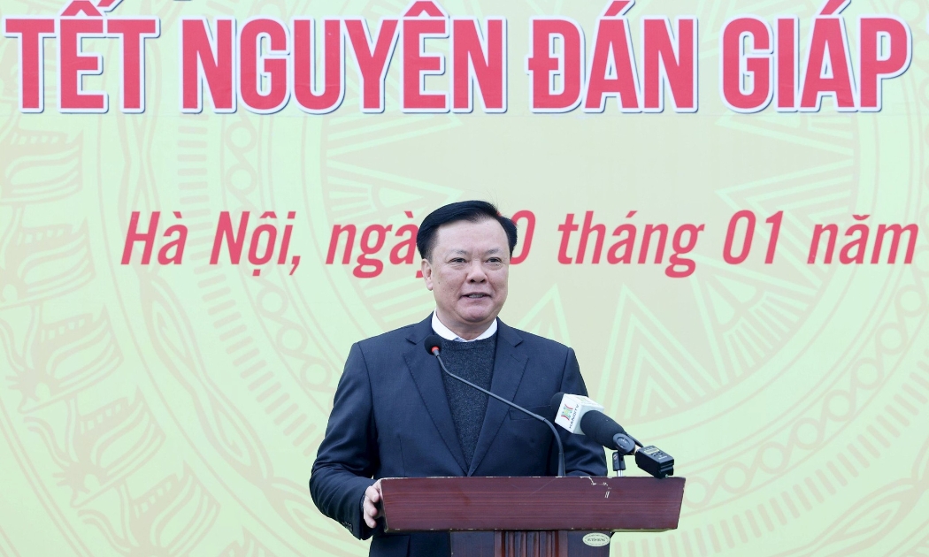 Bí thư Thành ủy Hà Nội Đinh Tiến Dũng phát biểu, chúc Tết công nhân, lao động đang làm nhiệm vụ trên công trường xây dựng đường Vành đai 4 – Vùng Thủ đô Hà Nội tại huyện Hoài Đức. Ảnh: TT Hà Nội