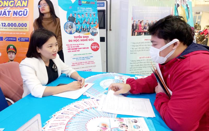 A worker receiving employment consultancy. 