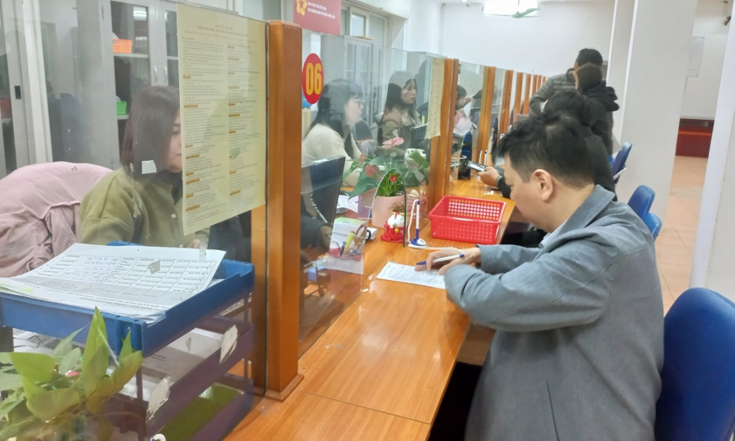 Người lao động làm thủ tục hưởng trợ cấp thất nghiệp tại Hà Nội trong tháng 1/2024. Ảnh - Thu Hằng.