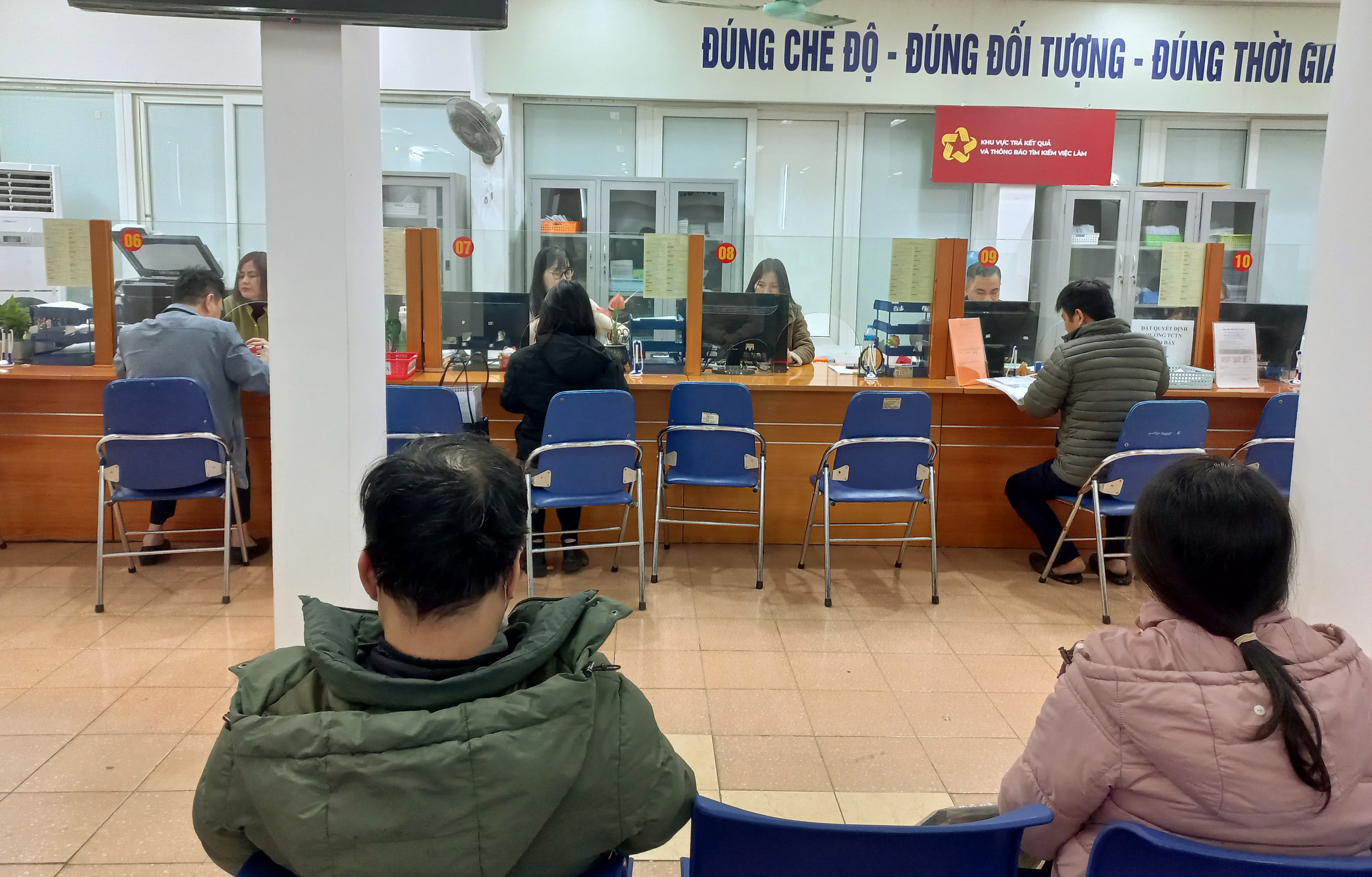 Khu vực giải quyết chế độ bảo hiểm thất nghiệp tại Trung t&acirc;m Dịch vụ việc l&agrave;m H&agrave; Nội. Ảnh - Thu Hằng.