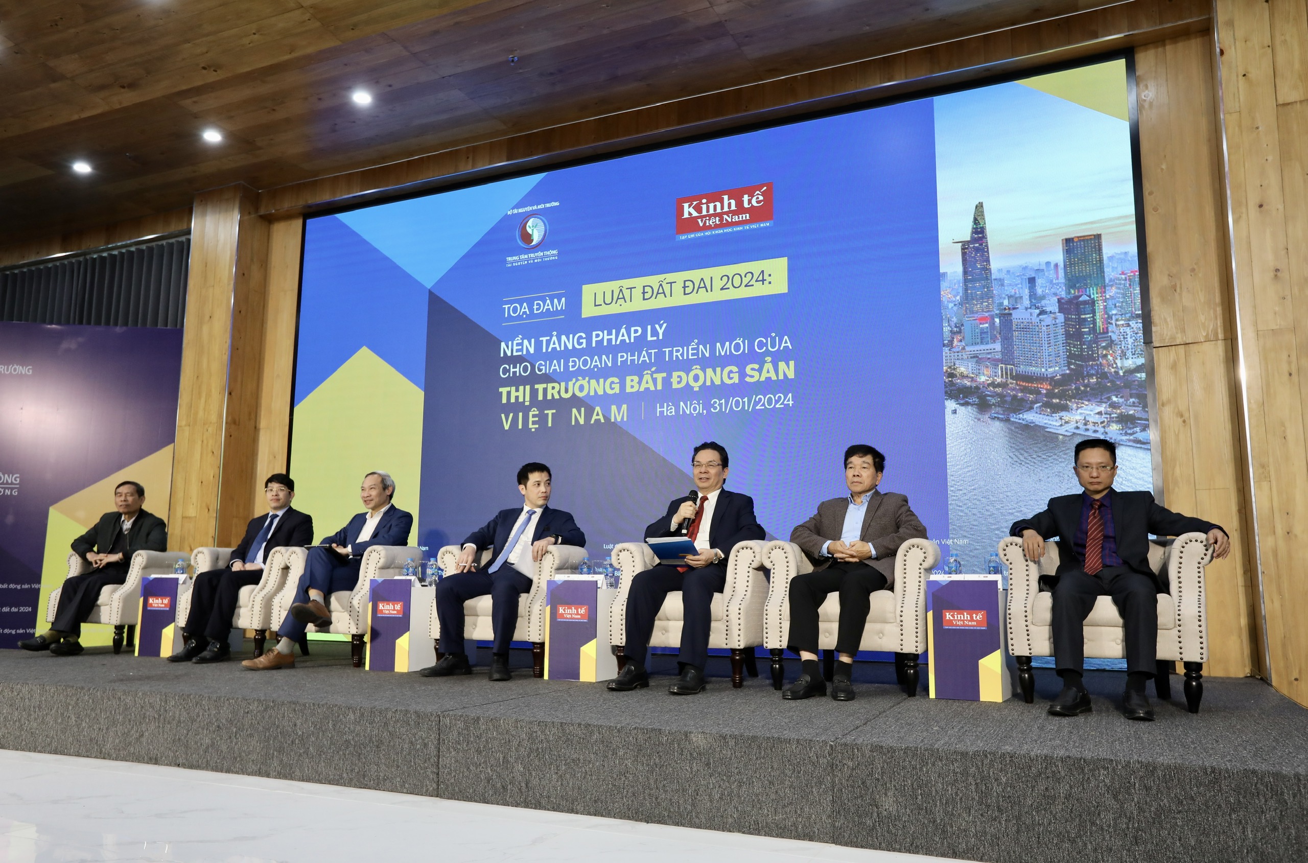 Các chuyên gia phát biểu tại tọa đàm (Ảnh: Việt Dũng).