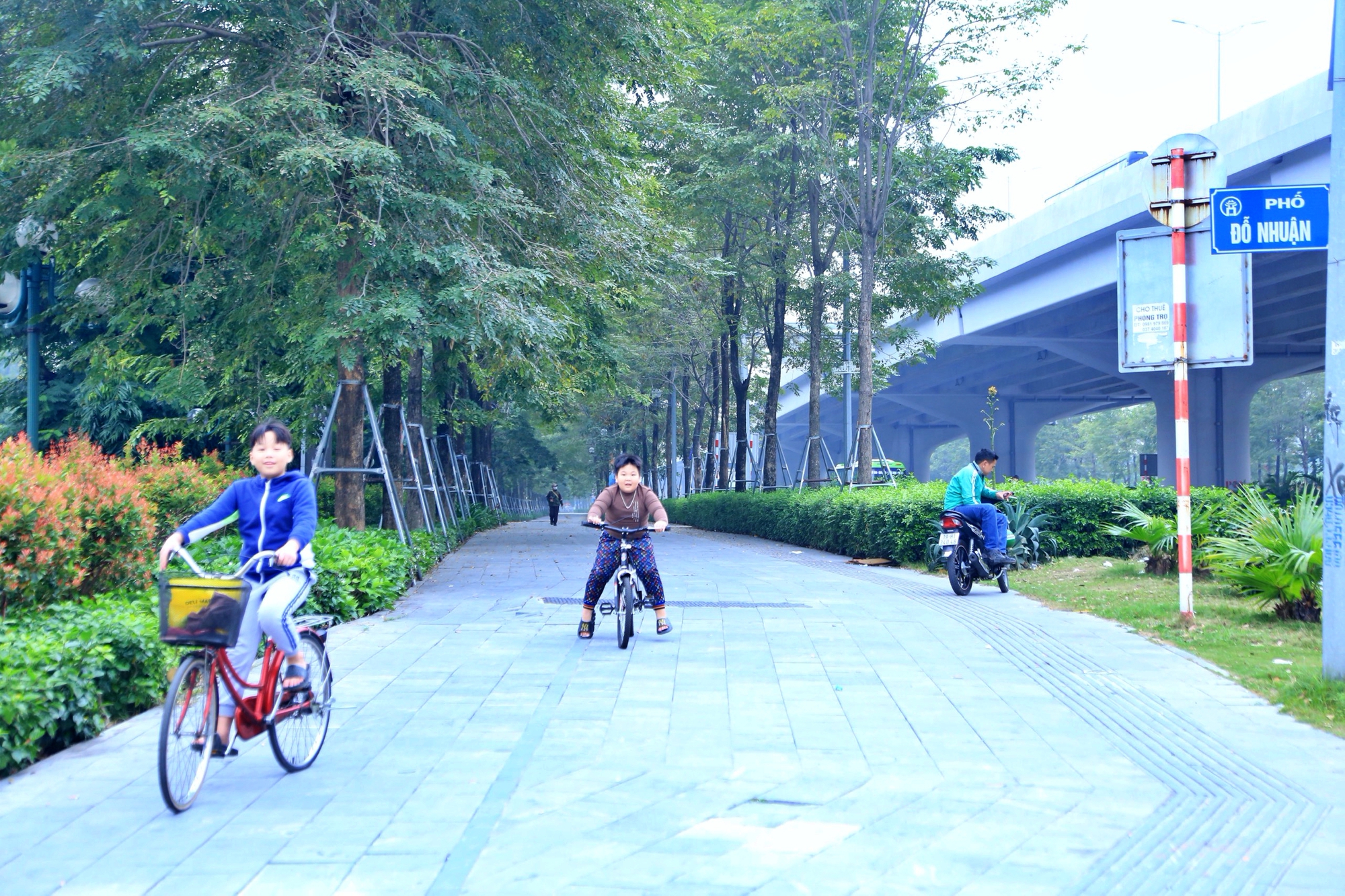 Một phần vỉa h&egrave; ph&iacute;a đường Phạm Văn Đồng, giao phố Đỗ Nhuận, được đề xuất l&agrave;m l&agrave;n đường ri&ecirc;ng cho xe đạp.Ảnh: Quỳnh Anh.