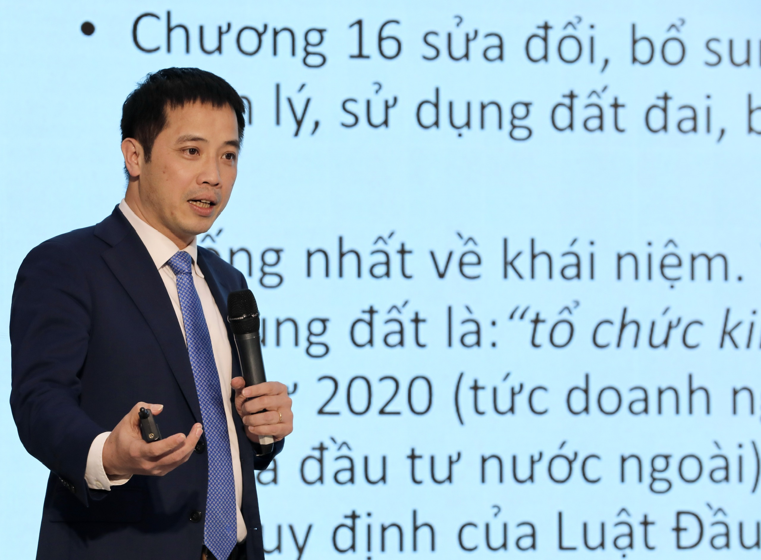 &Ocirc;ng Đậu Anh Tuấn, Ph&oacute; Tổng Thư k&yacute;, Trưởng Ban ph&aacute;p chế, Li&ecirc;n đo&agrave;n Thương mại v&agrave; C&ocirc;ng nghiệp Việt Nam (VCCI), th&ocirc;ng tin về những điểm c&oacute; lợi của Luật Đất đai với doanh nghiệp. Ảnh: Việt Dũng.