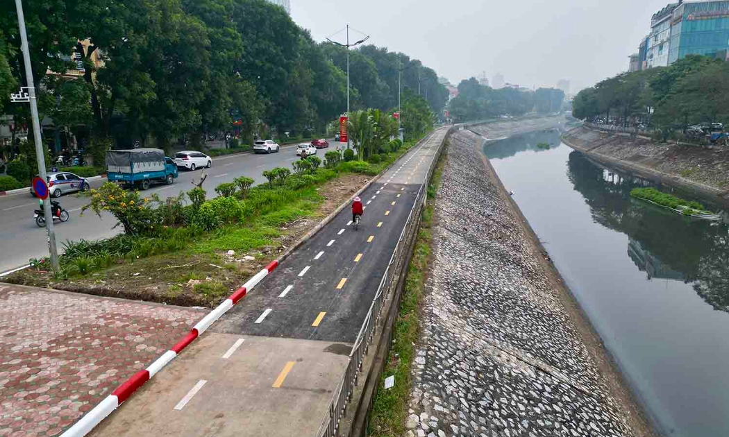 Tuyến đường dọc sông Tô Lịch dành riêng cho xe đạp. Ảnh: HNM