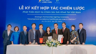 FPT Long Chau establishes strategic partnership with IHH Healthcare Singapore