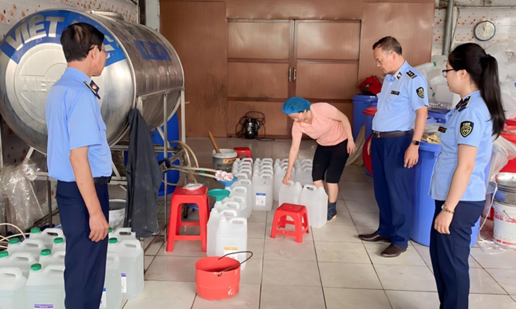 Từng công chức thuế chịu trách nhiệm nắm bắt tình hình tổ chức, cá nhân sản xuất rượu, doanh thu, tồn kho, trạng thái tem theo địa bàn.