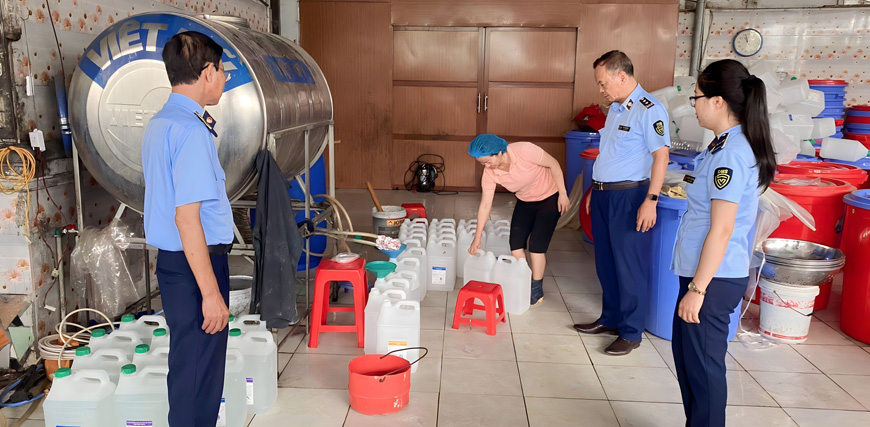 Từng công chức thuế chịu trách nhiệm nắm bắt tình hình tổ chức, cá nhân sản xuất rượu, doanh thu, tồn kho, trạng thái tem theo địa bàn.