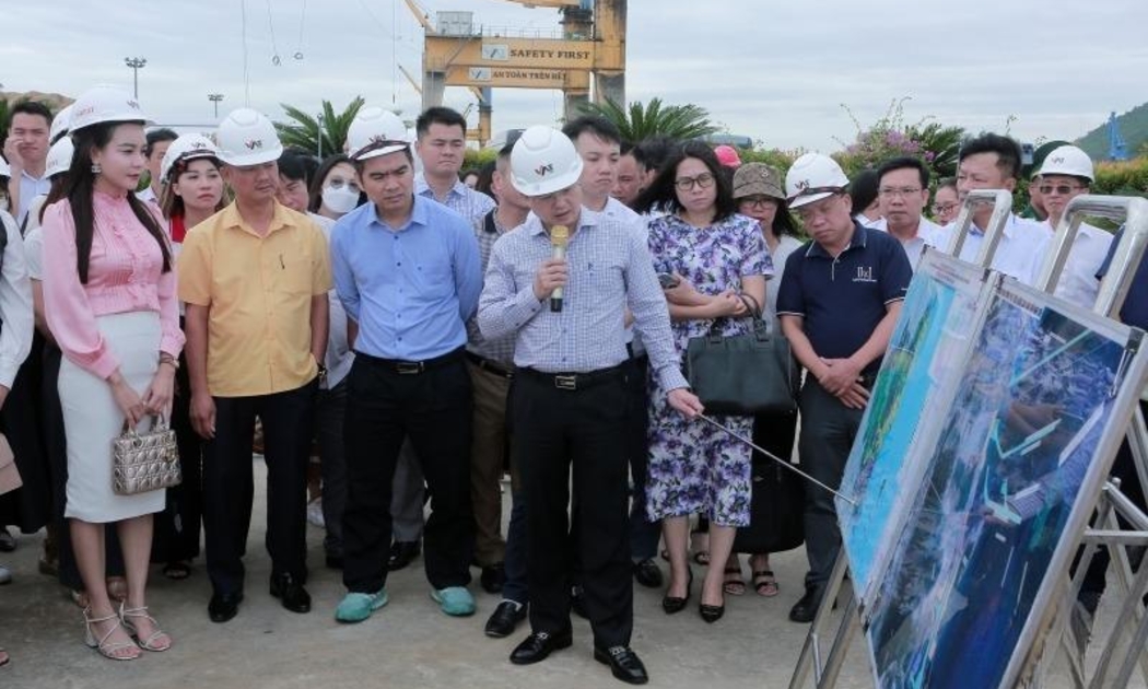 Đại diện Ban Quản lý Khu kinh tế Nghi Sơn và các khu công nghiệp tỉnh giới thiệu quy hoạch cảng biển Nghi Sơn cho các doanh nghiệp đến đây tìm hiểu đầu tư