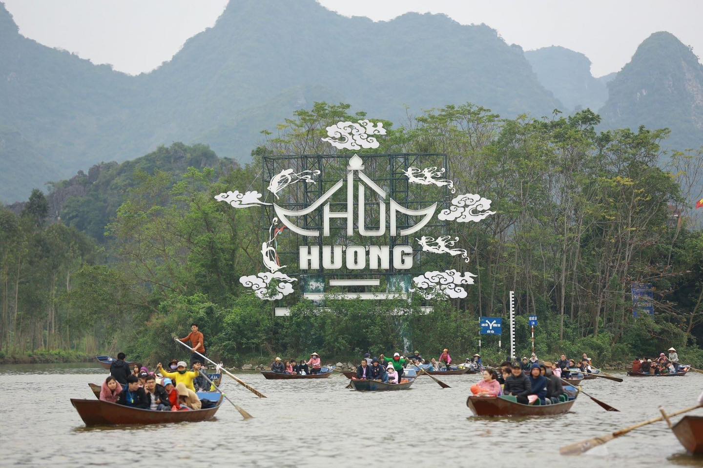 Theo quy định mới, phí tham quan chùa Hương (huyện Mỹ Đức, Hà Nội) thời gian tới sẽ tăng lên 120.000 đồng/lượt/khách.
