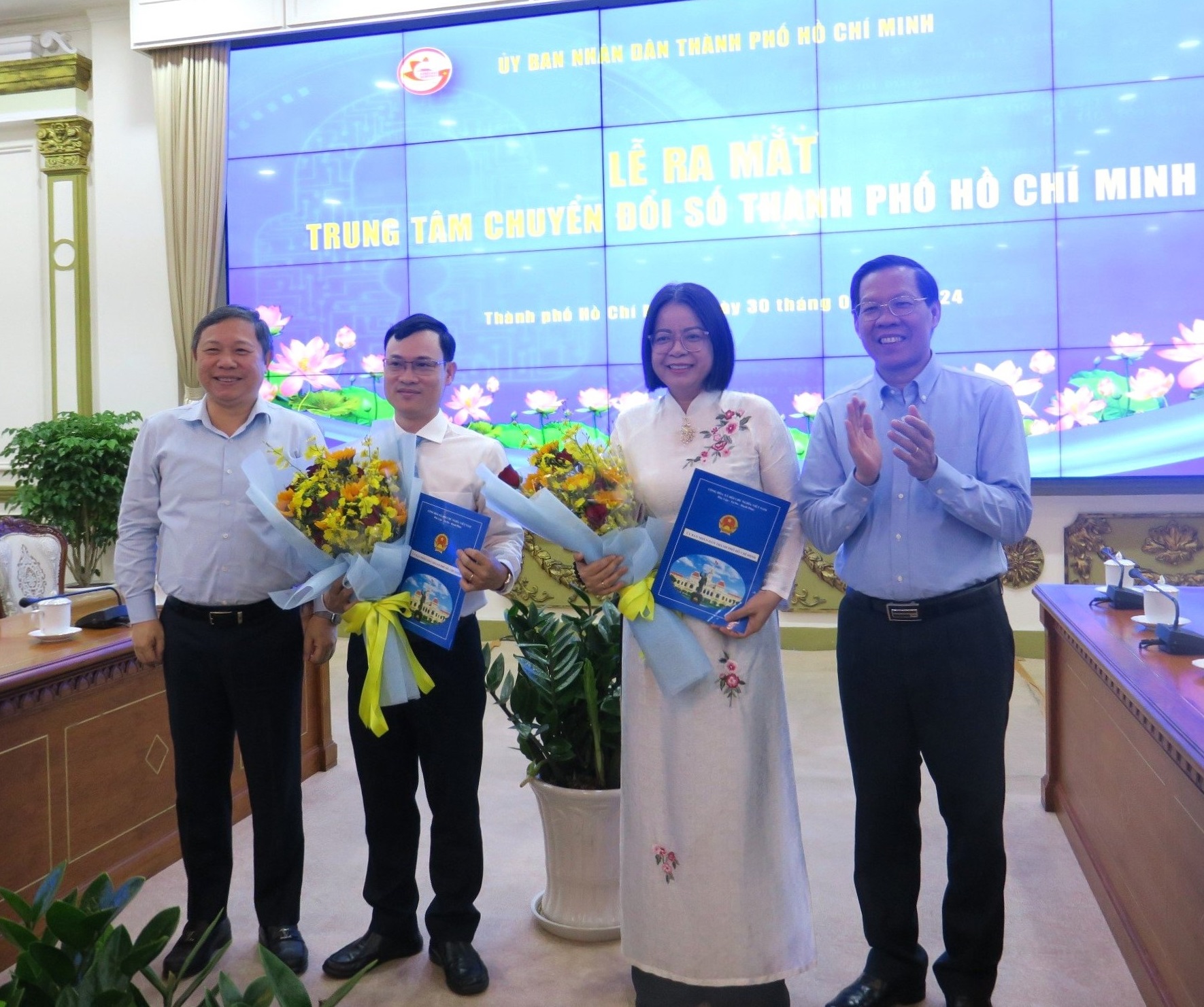 Chủ tịch UBND TP.HCM Phan Văn Mãi và Phó Chủ tịch UBND TP.HCM Dương Anh Đức trao quyết định và tặng hoa chúc mừng Tân Giám đốc và Phó Giám đốc Trung tâm Chuyển đổi số TP.HCM.