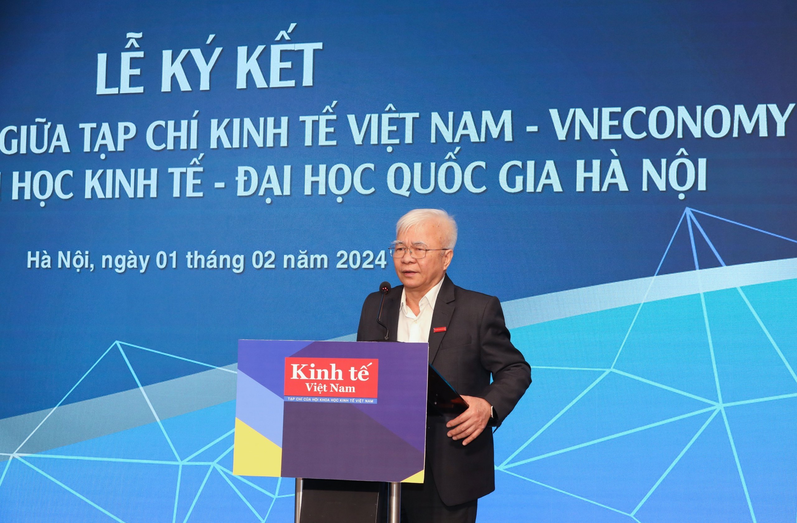 TS. Chử Văn Lâm, Tổng biên tập Tạp chí Kinh tế Việt Nam phát biểu tại lễ ký kết.