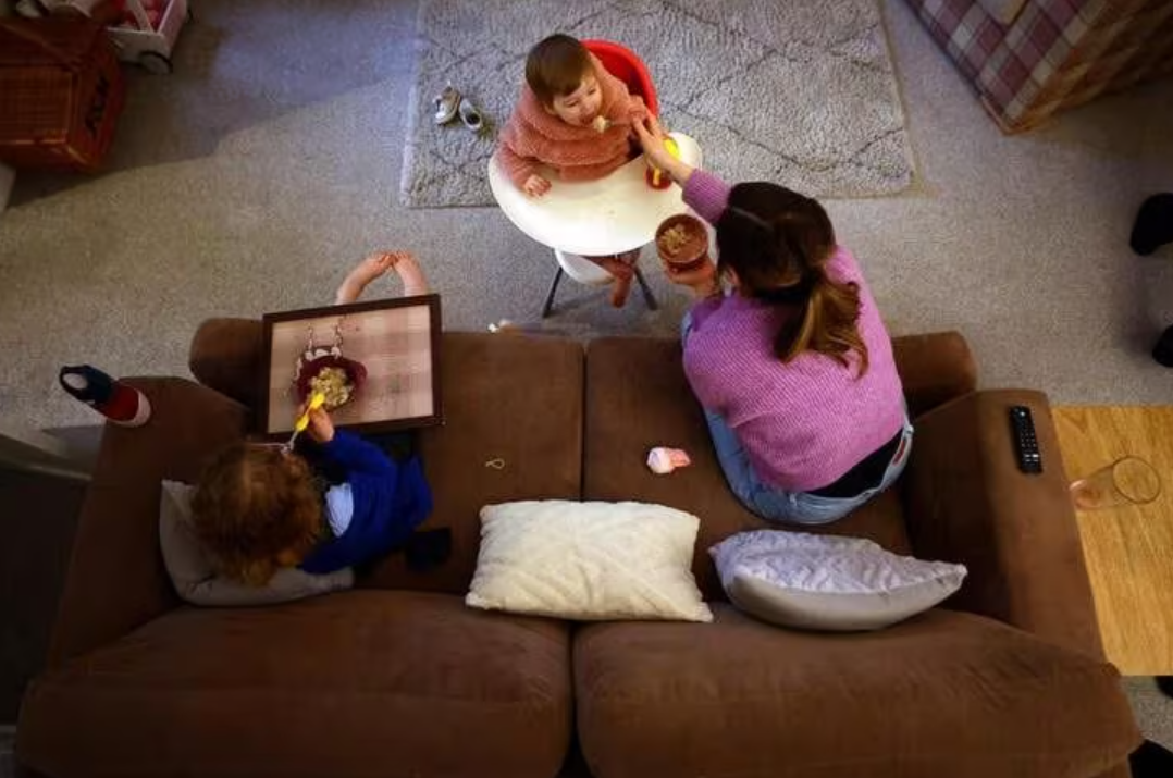 Gần 40% nữ giới tại Anh phải giảm giờ l&agrave;m để chăm s&oacute;c con - Ảnh: Reuters