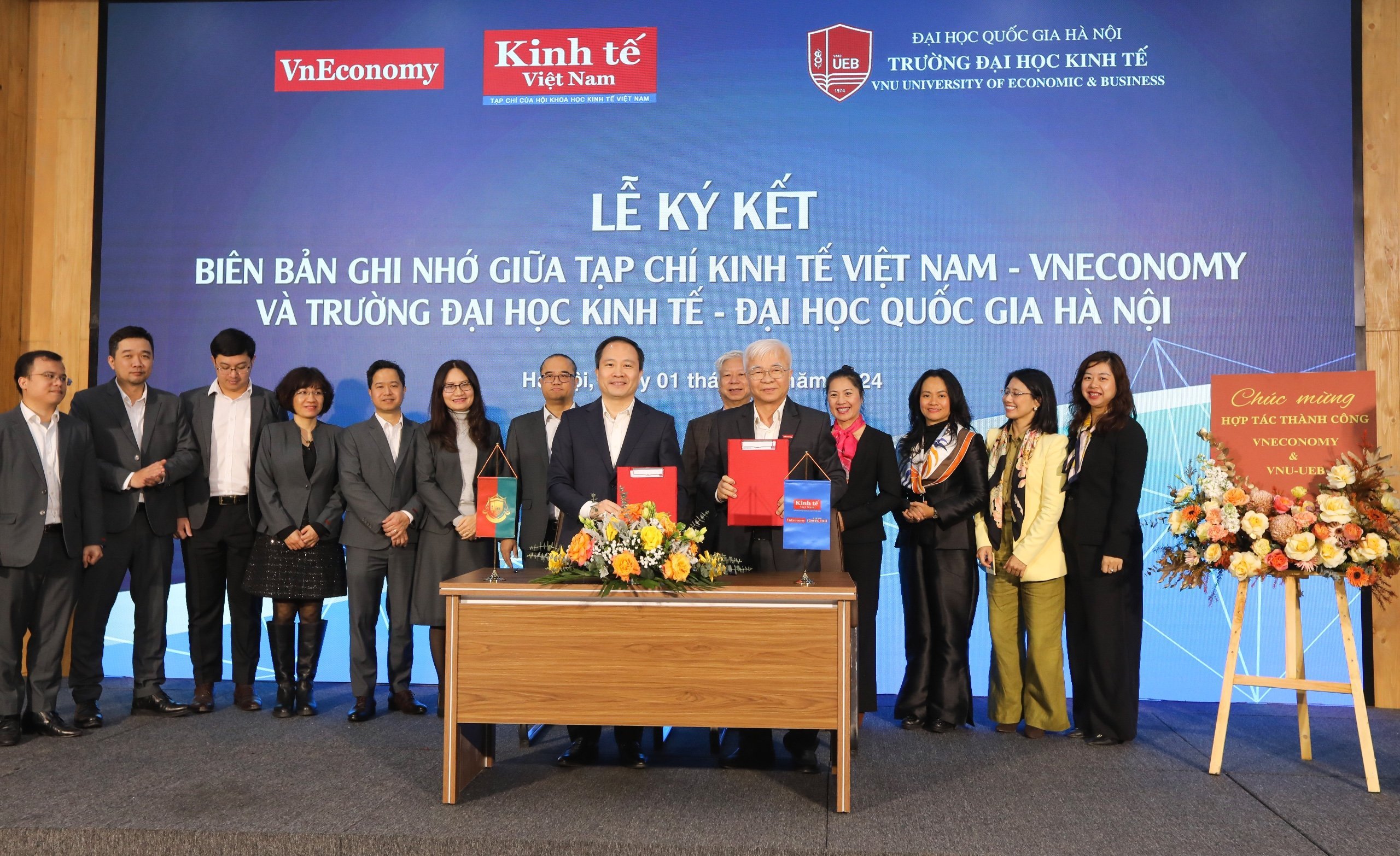 PGS.TS. Lê Trung Thành- Hiệu trưởng trường Đại học Kinh tế và TS. Chử Văn Lâm - Tổng biên tập Tạp chí Kinh tế Việt Nam/VnEconomy ký biên bản ghi nhớ hợp tác.