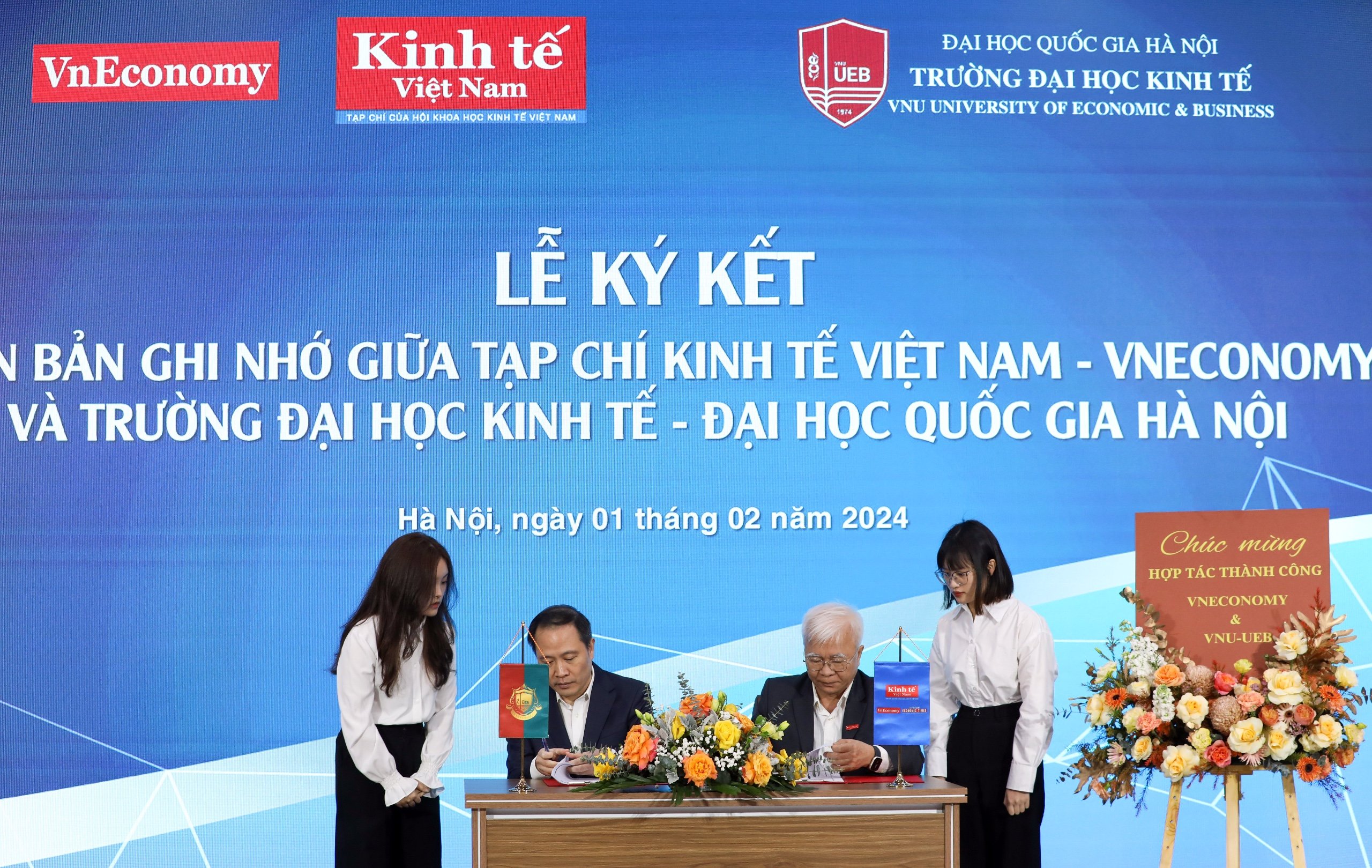 PGS.TS. Lê Trung Thành- Hiệu trưởng trường Đại học Kinh tế (ngoài cùng bên trái) và TS. Chử Văn Lâm - Tổng biên tập Tạp chí Kinh tế Việt Nam/VnEconomy (ngoài cùng bên phải) ký Biên bản ghi nhớ hợp tác.